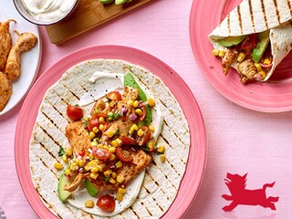 Tortillas au poulet grillé, salsa piquante et crème épaisse