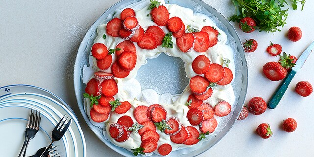 Pavlova aux fraises en couronne