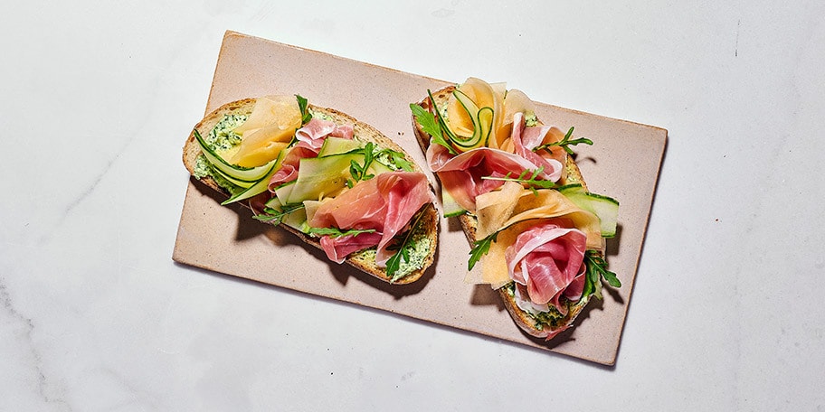 Tartines à la crème de chèvre et de roquette, melon et concombre