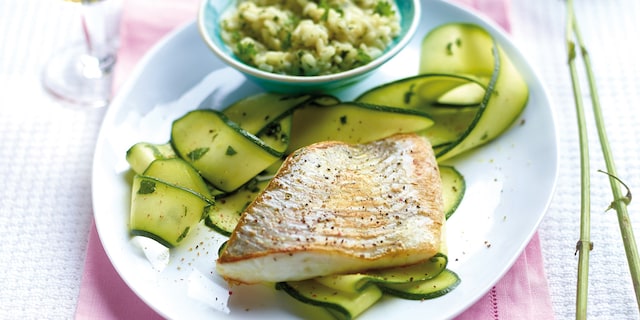 Turbot grillé et salade de courgettes crues