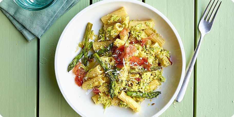 La Molisana Maccheroni au pesto d’asperges vertes et chips de prosciutto 