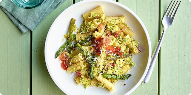 La Molisana Maccheroni au pesto d’asperges vertes et chips de prosciutto 
