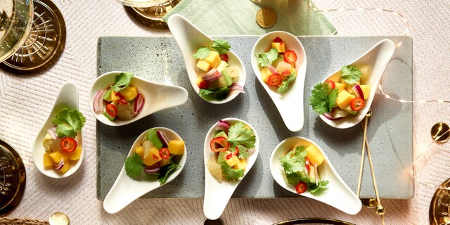 Lepelhapjes met avocado-mangosalsa