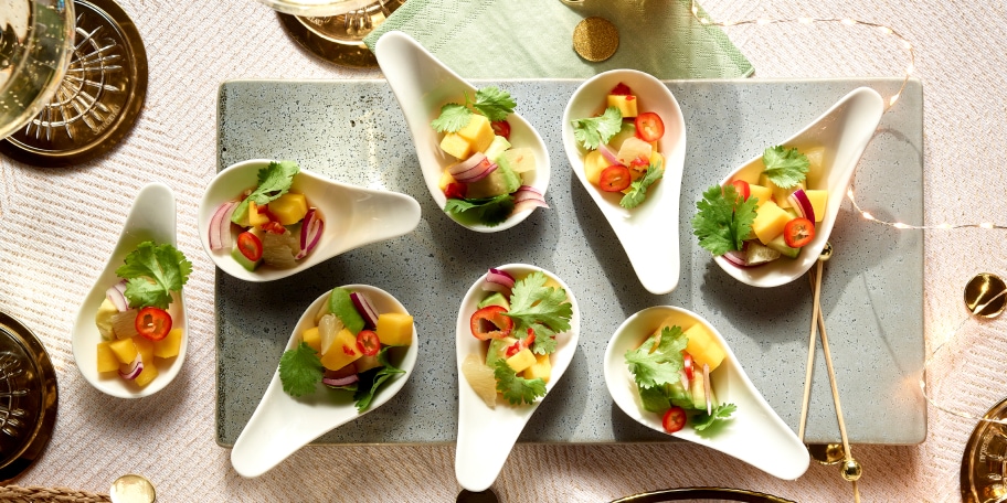 Lepelhapjes met avocado-mangosalsa