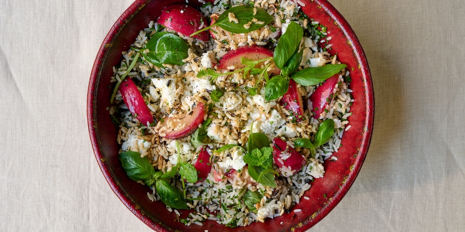 Salade met wilde rijst, feta, gebakken nectarines en rice pops