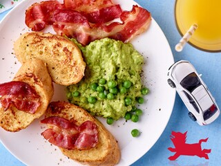 Pain perdu salé à la purée de petits pois et lard croustillant