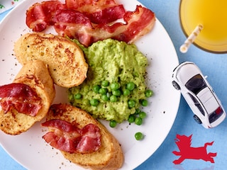 Pain perdu salé à la purée de petits pois et lard croustillant