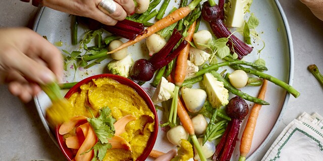 Minigroenten met trio van hummus