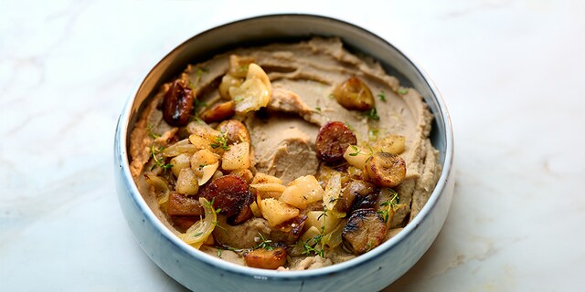 Kastanjepuree met knolselder en gekonfijte uien