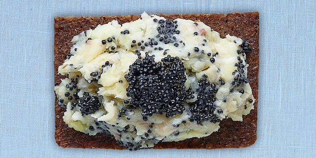 Rillettes van gerookte forel met aardappel, look en viseitjes