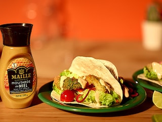 Knapperige avocadotaco's met pickles en srirachasaus