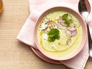 Komkommergazpacho met geitenkaas en koriander
