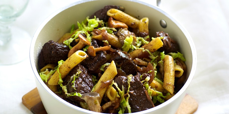 Civet de biche aux champignons des bois, pâtes et chou vert