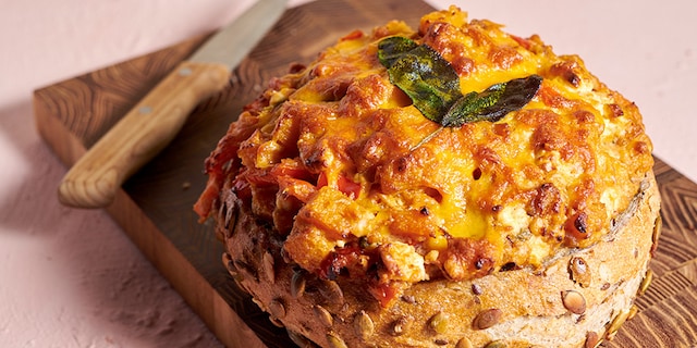 Gevuld brood met pompoen, feta en salie