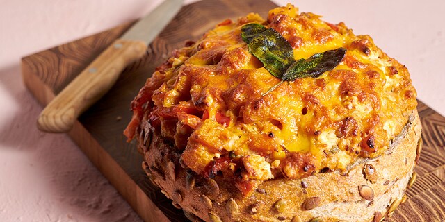 Gevuld brood met pompoen, feta en salie