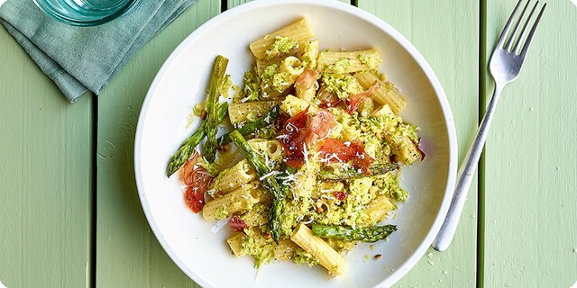 La Molisana Maccheroni met groene aspergepesto en prosciuttochips