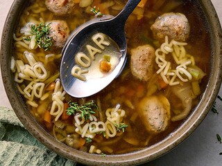 Minestrone-maaltijdsoep met chipolataballetjes en parmigiano