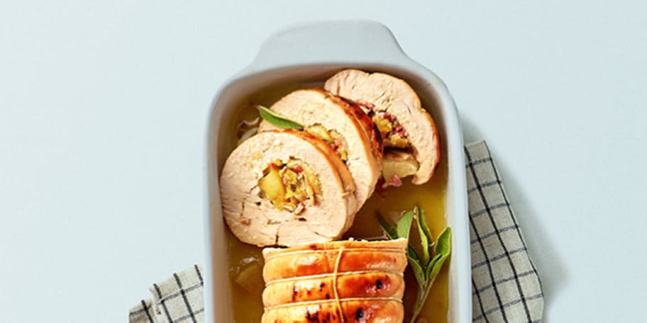Kalkoenrollade gevuld met appelen, salie en pancetta