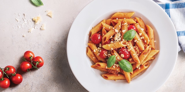 Penne aux tomates fraîches, basilic et parmesan