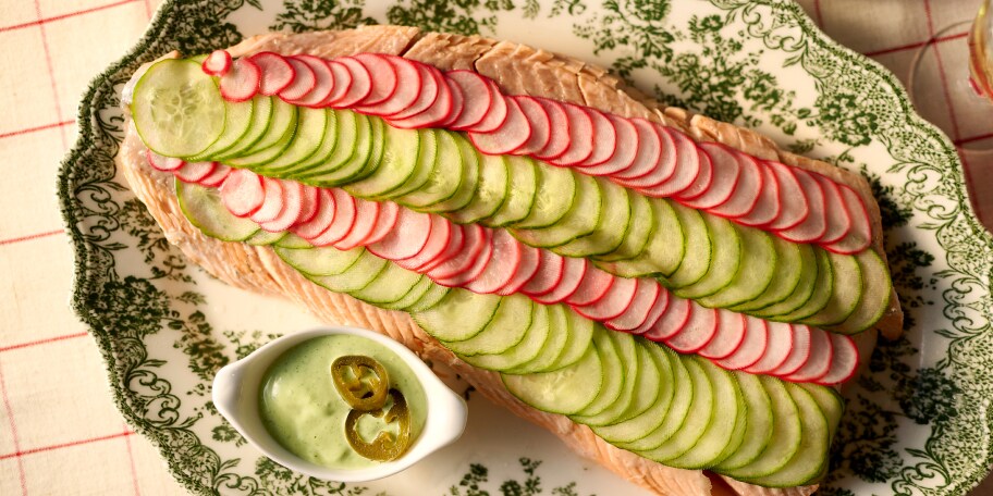 Saumon en belle-vue aux pickles de légumes, mayonnaise verte aux jalapeños