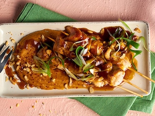 Kipsatés teriyaki en puree van kastanjepompoen met tahini