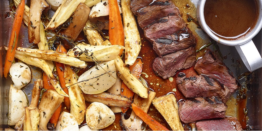 Gegrilde hindesteaks, geroosterde seizoensgroenten en koffiesaus