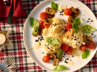 Tagliatelle met gegrilde kerstomaten, champignons, parmigianocrème en olijvenpoeder