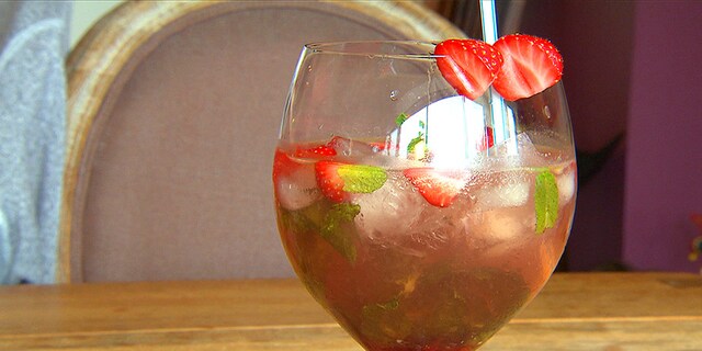 Aardbeien-icetea met aardbeiensiroop