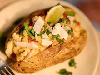 Pommes de terre farcies aux crevettes, lait de coco et citron vert