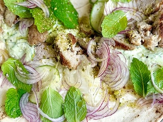 Pitas aux boulettes émiettées, oignons rouges et tzatziki à la pistache