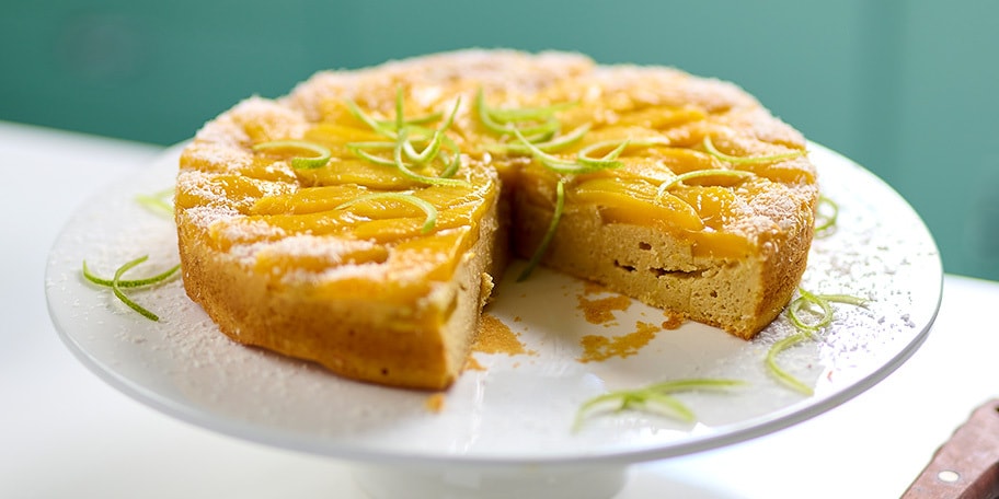 Omgekeerde taart met mango, kokos en rode linzen
