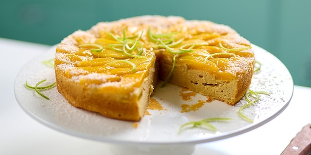 Omgekeerde taart met mango, kokos en rode linzen