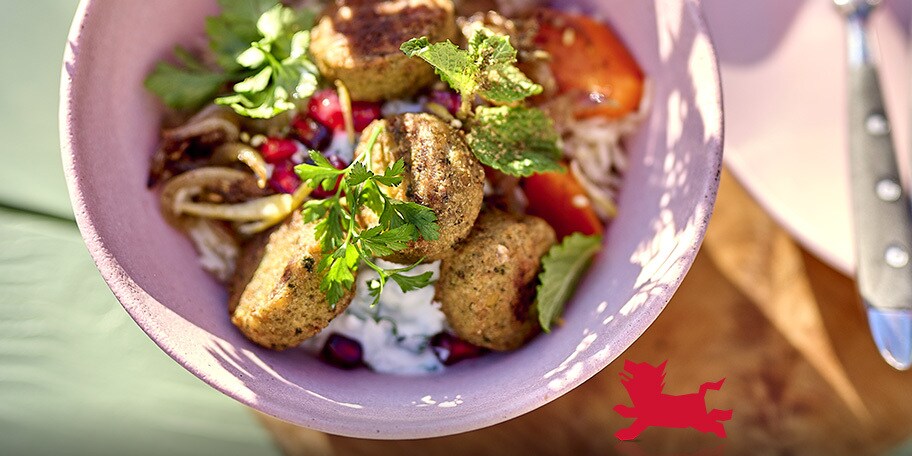 Gebakken rijst met groenten, falafels en yoghurtsaus