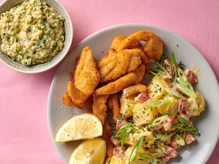 Tonggoujonnettes, aardappelsalade met radijzen en remouladesaus