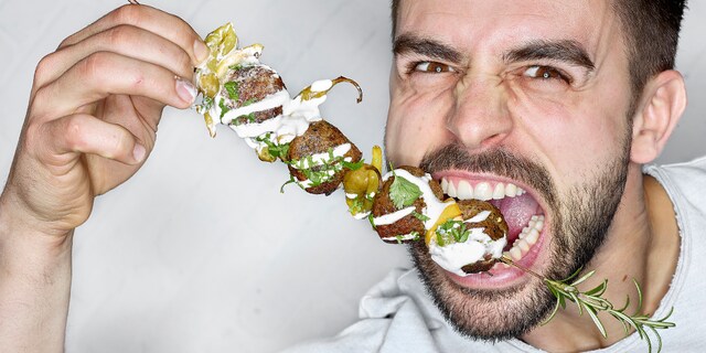 Brochettes van gekruide lamsballetjes