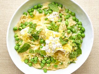 Orzo met erwtjes, munt en burrata
