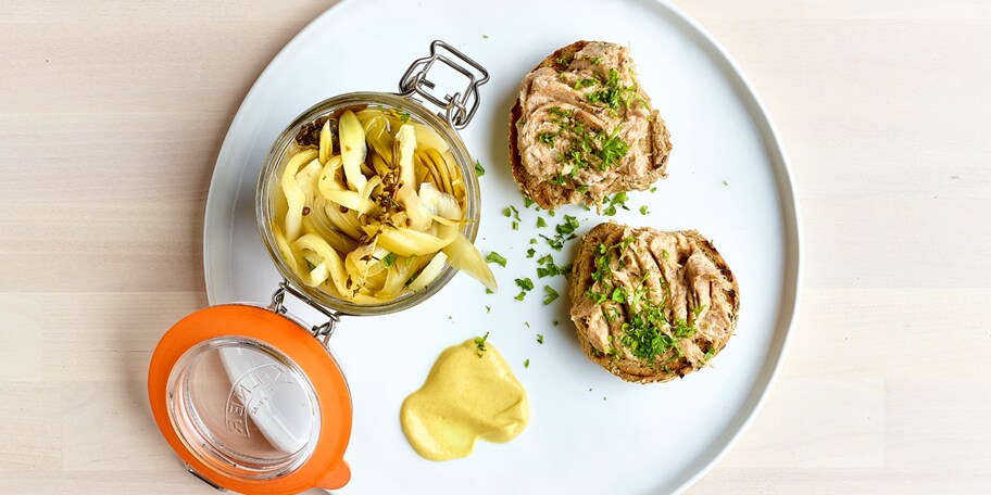 Pickles de paksoi et toasts aux rillettes