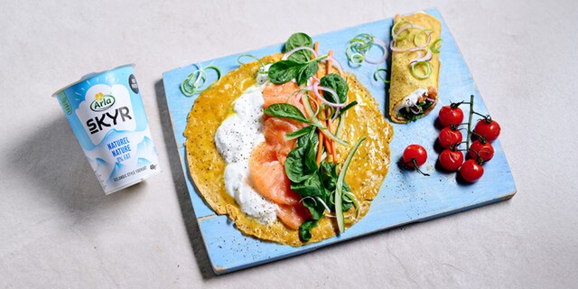 Egg rolls met Arla Skyr naturel, gerookte zalm en spinazie