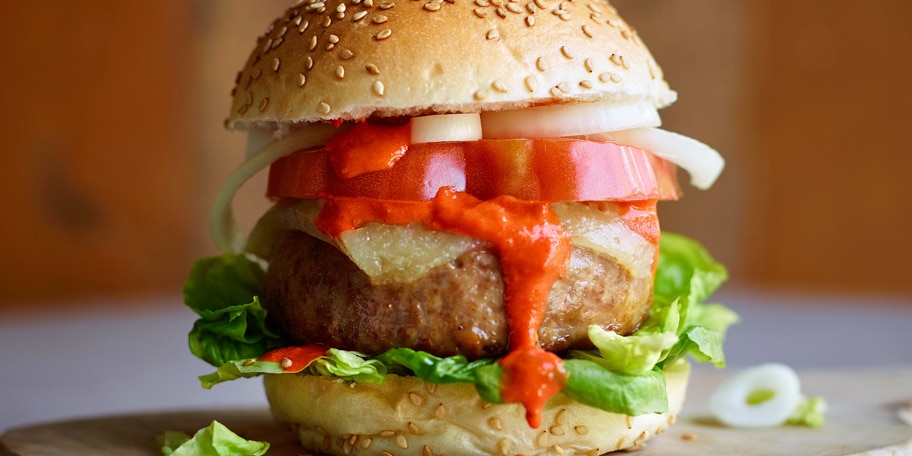 Hamburger: De Ibérico / Manchegosaus met piquillos