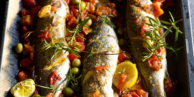 Zeebaars met tuinkruiden en gekonfijte tomaten