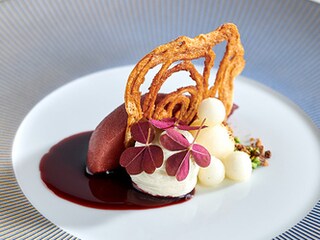 Peren met gekruide rodewijnsiroop en kardemomcrème