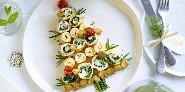 Omeletrolletjes met restjes kaas, spinazie en champignons