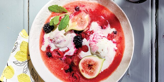 Watermeloen gazpacho, rode vruchten in papillot en amandelmelkijs