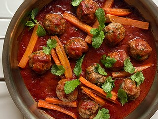 Tajine van kefta met gegrilde groenten en munt