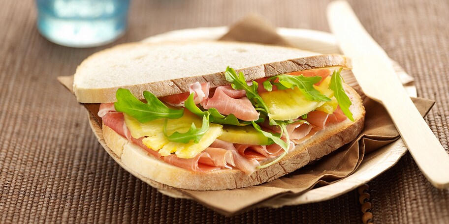 Tartine de pain blanc au jambon de Parme et à l'ananas
