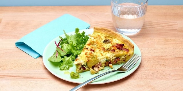 Quiche aux choux de Bruxelles, lardons et feta