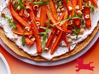 Fijne taart met gekaramelliseerde wortelen, hazelnoten en ricotta