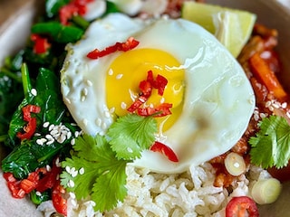 Bibimbap, spiegeleieren en spinazie met sesam