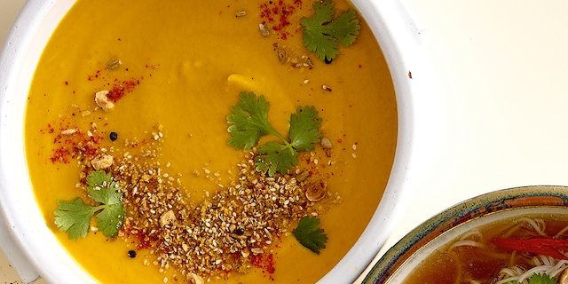 Bloemkool-wortelcrème, dukkah met hazelnoten