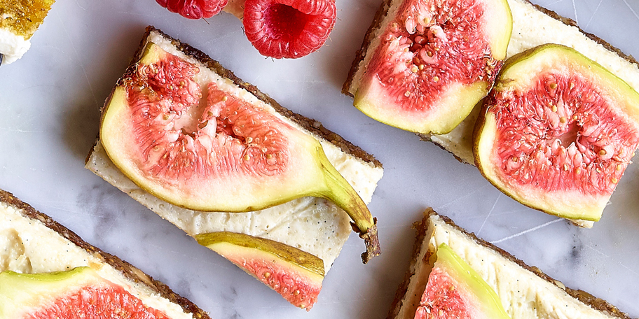 Granolareep met cashewcrème en vijgen